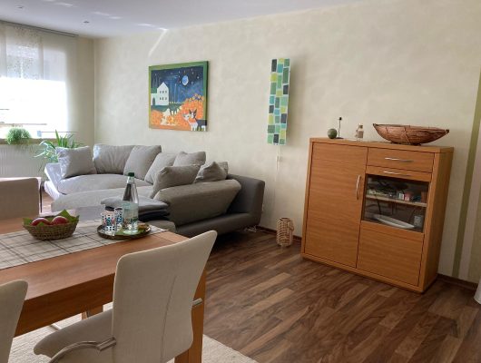 Wohnzimmer mit Couch der Ferienwohnung Wolfsbachtal